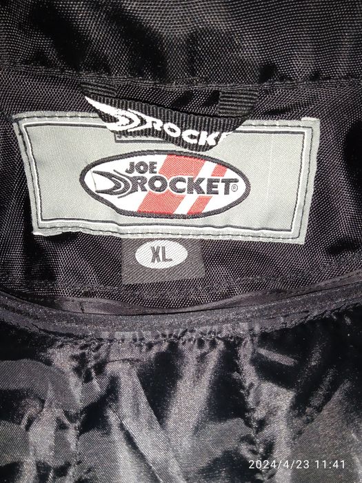 Куртка байкера из плотного материала.