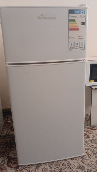 Мадемаленький холодильник почти новый