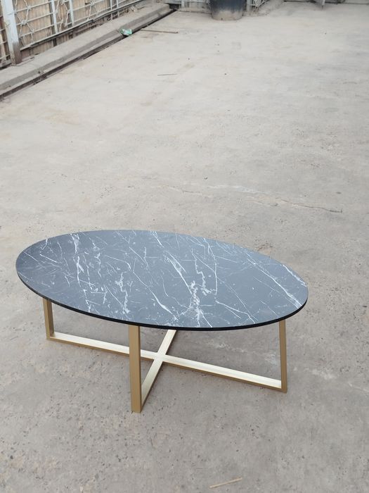 Ovalniy jurnalniy stol loft