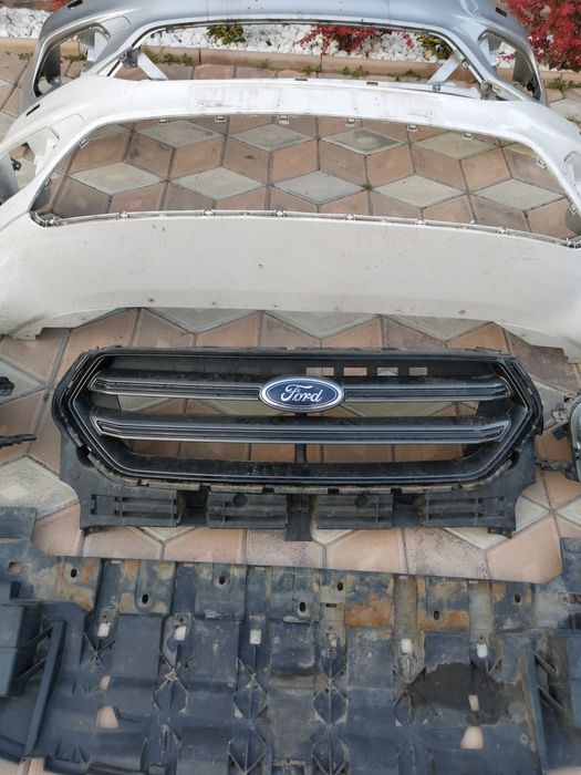 Far stânga dreapta xenon , aripa grila bara st line ford kuga 2 201