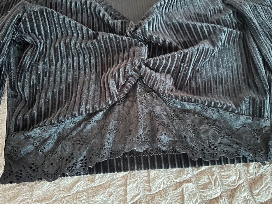 Дамска скъсена блузка с акцент - дантела