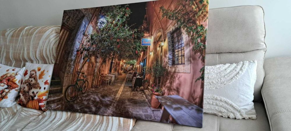 Красива снимка на вечерна улица на остров Крит- нова