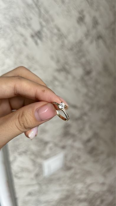 Желтое золотое кольцо с камнями