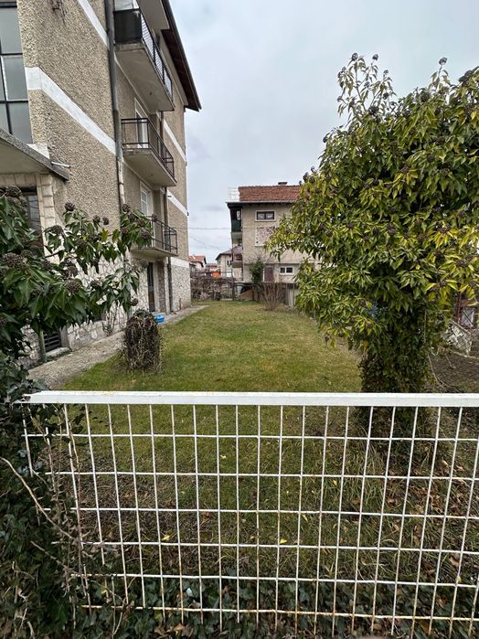 Етаж от къща + гараж и двор