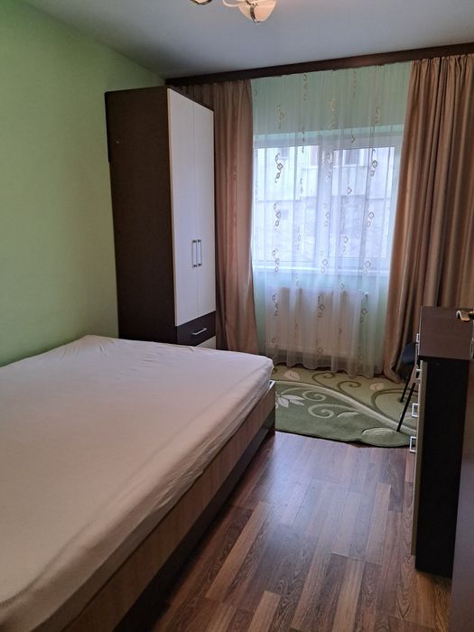 Închiriez apartament cu 3 camere, 70 m², Mircea cel Bătrân, etaj 1