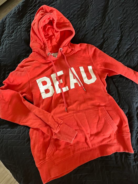 Чисто нов червен пуловер