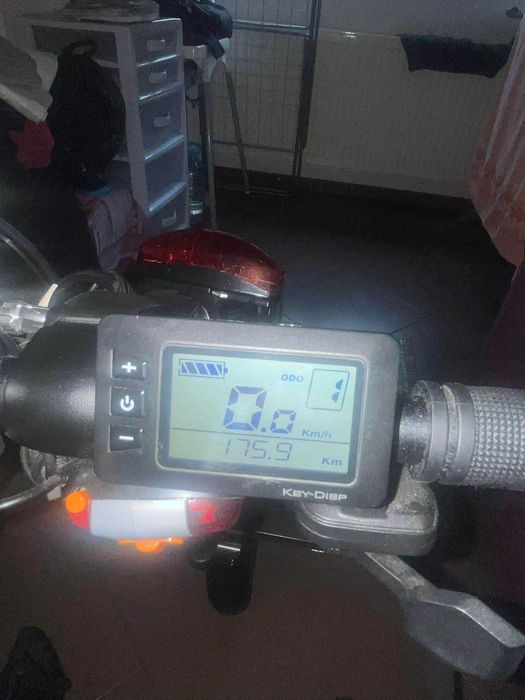 Propulsor electric auxiliar pentru scaun cu rotile