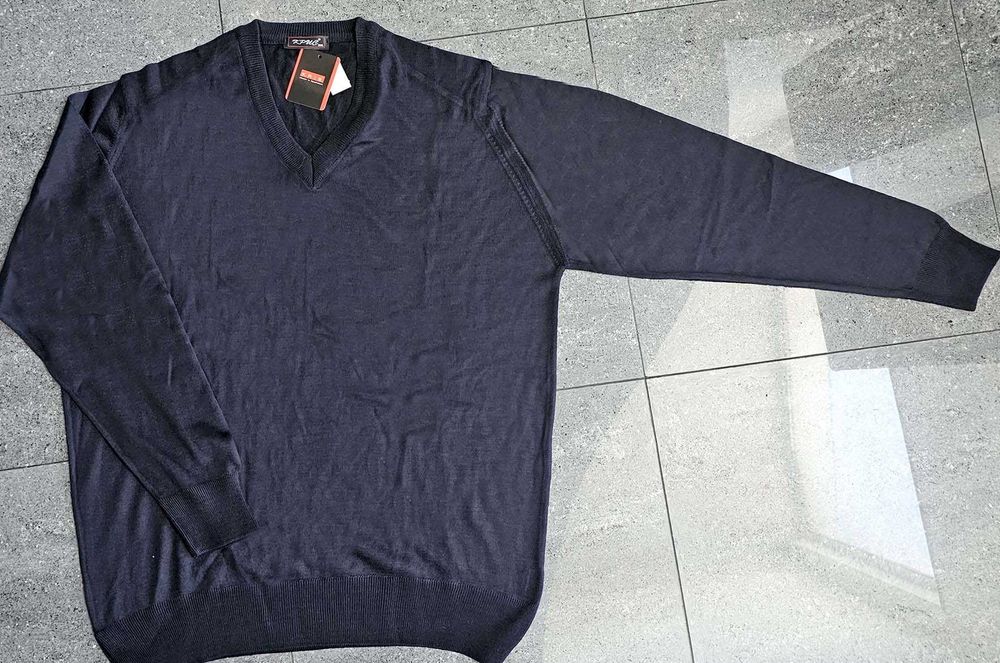 Стилен тъмносин мъжки пуловер