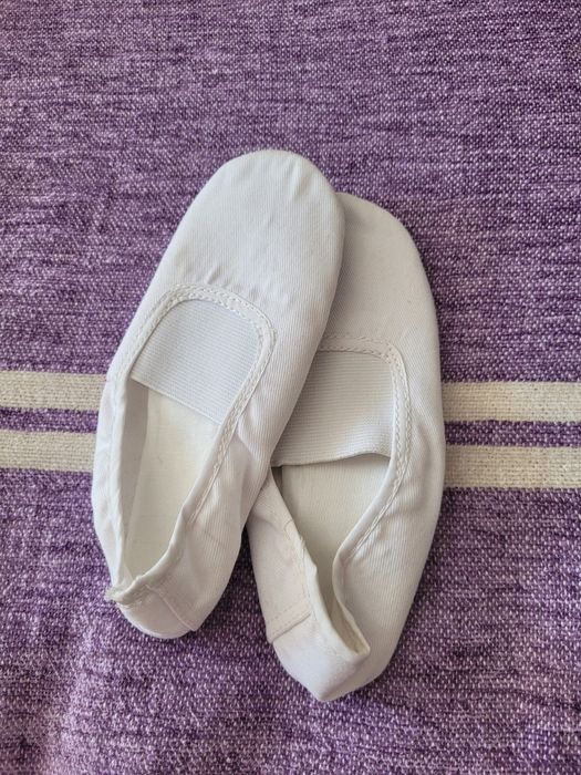 Вещи для девочки, кофта для мальчика, чешки белые