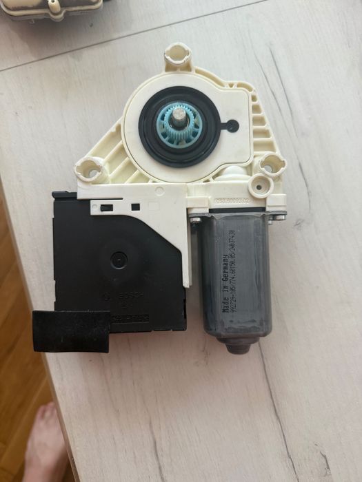 централното заключване и управление  (L)брава за предна дясна врата .