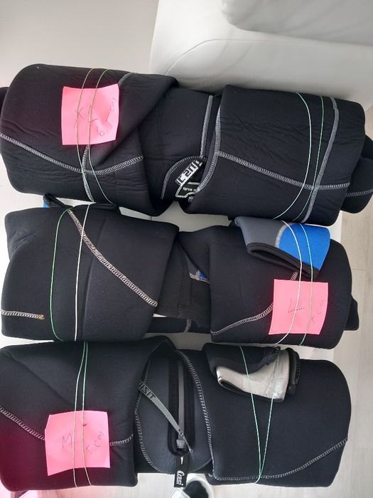 Vând costume pentru scufundări, diblverse mărimi și grosimi,noi,import