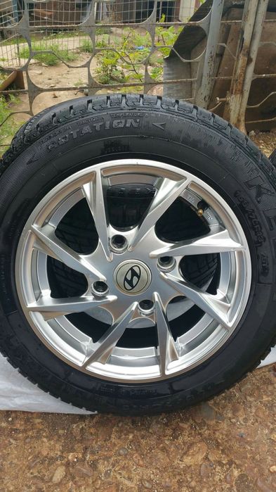 Genti împreună cu  cauciucuri R13 de vara... cauciucuri ca si noi