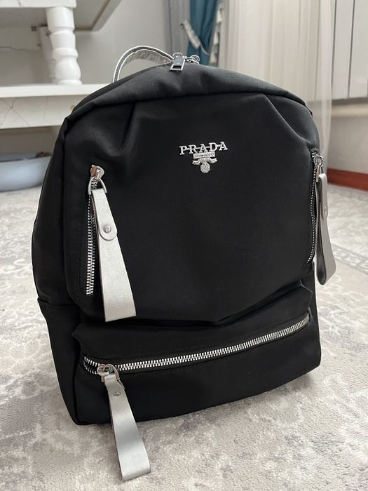 чёрный рюкзак в стиле Prada