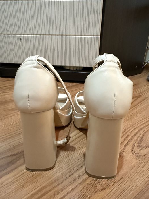 Продам босоножки