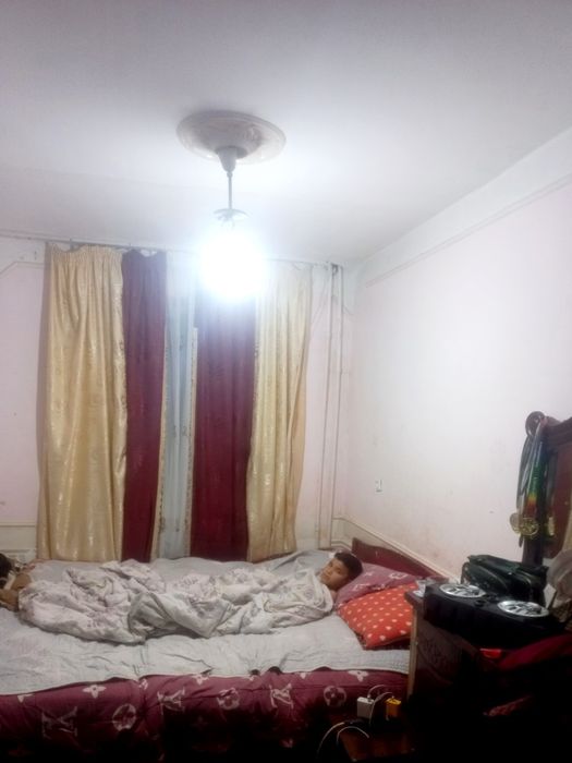 Uyda kvarterant turadi buyumlarini olib ketadi