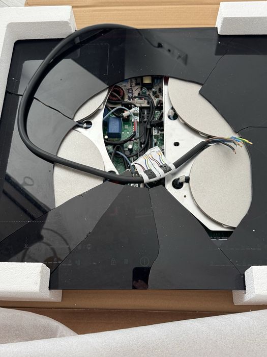 Plită cu inducție Beko – Nouă (Sticlă spartă, ideală pentru piese de schimb)