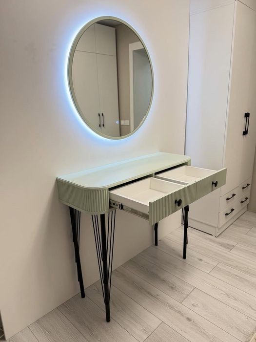 Продам туалетный столик