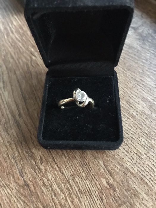 Златен пръстен с камък