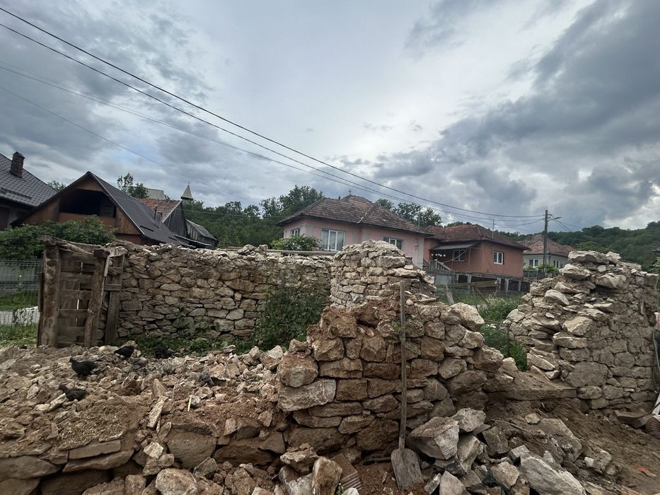 Vând piatră naturală din demolare – piatră pentru ziduri, garduri și amenajăr