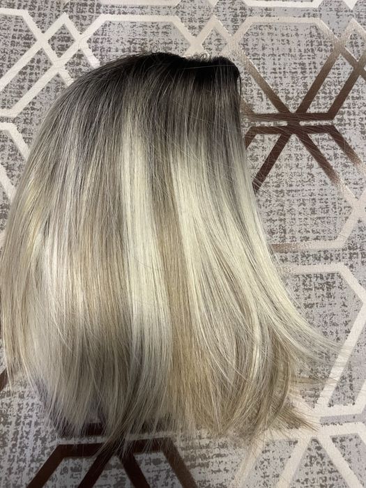 Peruca  bob scurt  , blond rece , suvite