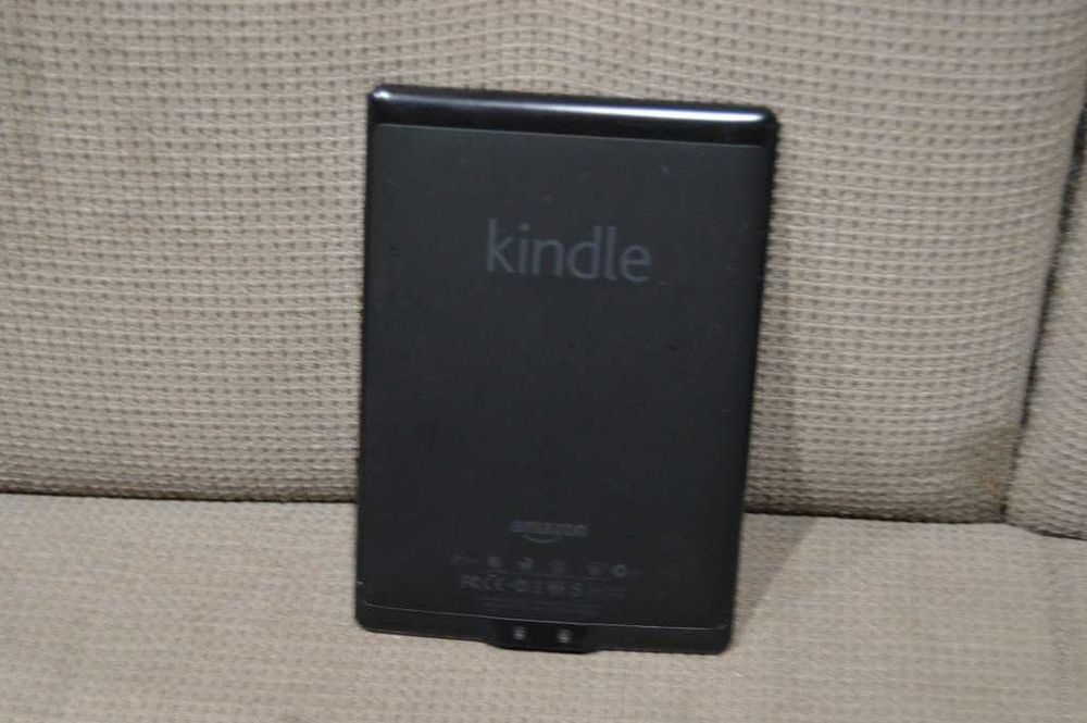 E-Reader Amazon Kindle 4 (Model D01100) – Ultra-Ușor și Ergonomic