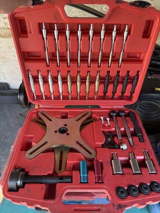 Scule service/ se vand cu totul / aspirator umed uscat/ presa arcuri/ centrare ambreiaj/ trusa frane/ cric / aeroterma 9kw/ truse