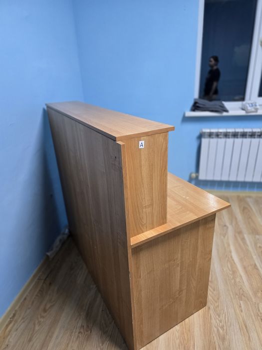 Рабочи стол со стройными ящиками