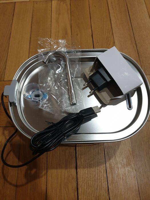 Vand fantana pentru pisici plus set de 8 filtre