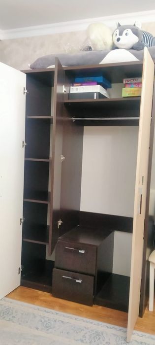 Шкаф тёмный в хорошем состоянии