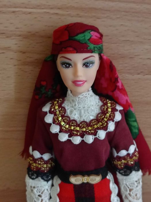 Сувенирна кукла Калина с Родопска народна носия.