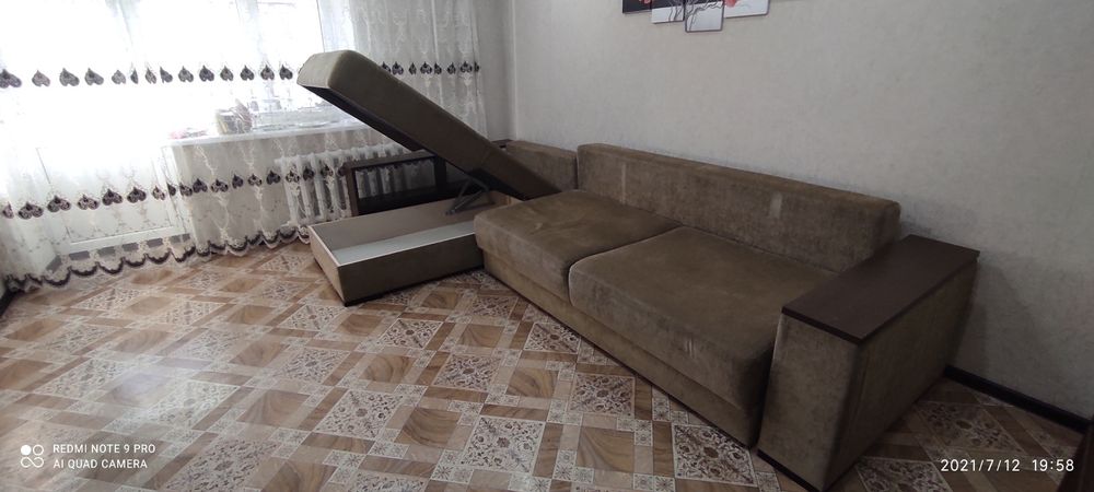 Продам угловой диван в отличном состоянии.