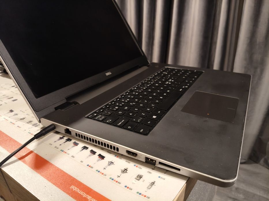 Dell Inspiron 17"  Proc i5 gen 6th RAM 8gb SSD 240gb bateria tine