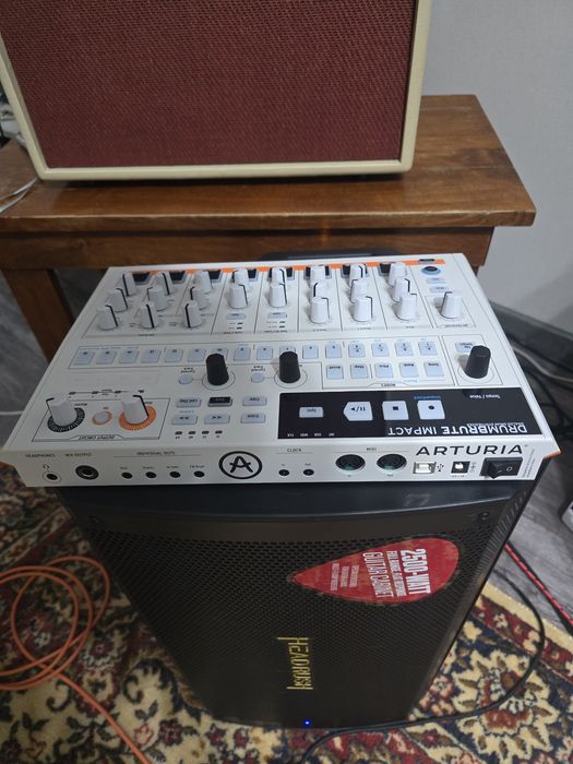 Arturia drumbrute impact драм машина