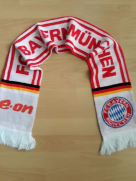 Шапки  и шал ФК"Манчестер Юнайтед" ; шал ФК"Байерн Мюнхен "