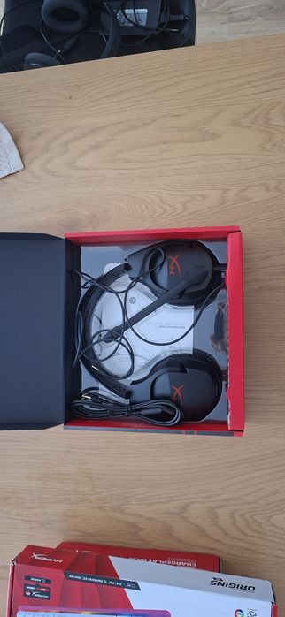 Vand casti HyperX in stare excelenta