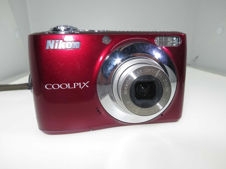 Nikon Coolpix L22 компактен цифров фотоапарат, червена дигитална камера, 12 мегапиксела, голям екран, тествана и работи отлично