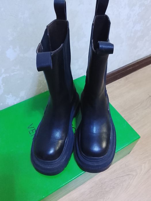 Продам демисезонные ботинки женские BOTTEGA VENEGA