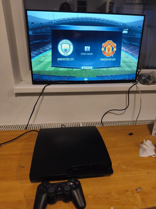 REDUCERE!! Sony PS3 PlayStation 3 cu joc FIFA și maneta originala