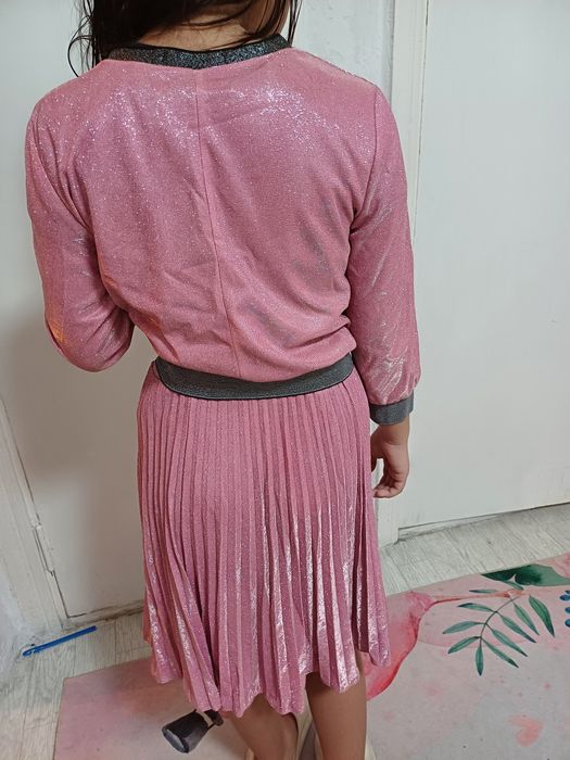 Продам кастюм двойка для девочку размер 40-42-44