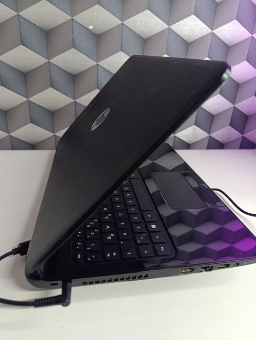 Laptop hp lucios display 15.6 Intel i5 perfect funcțional