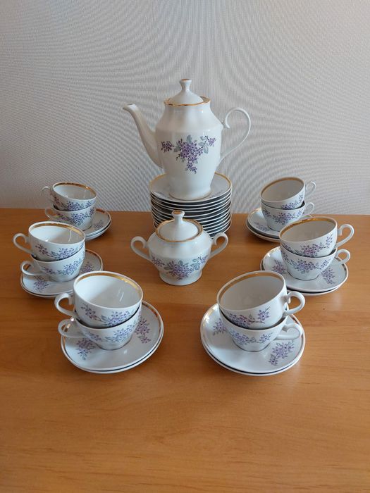 Продам фарфоровый сервиз на 12 персон,производство Рига.