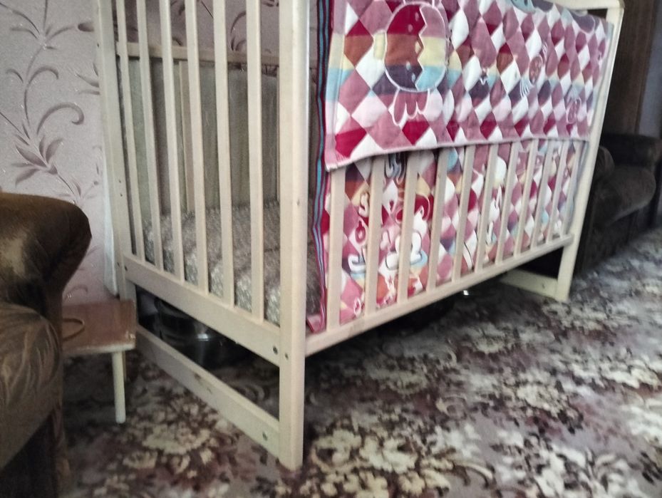 Детская кроватка с маятником