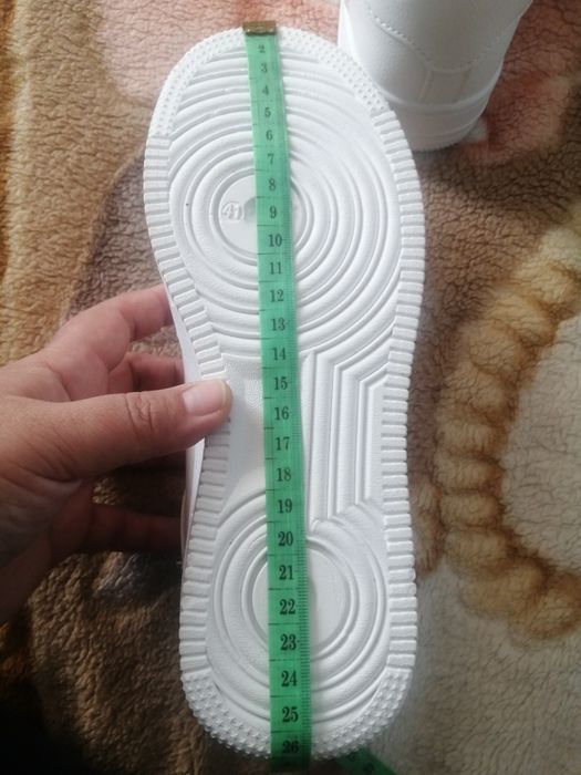 Продаю женские кроссовки