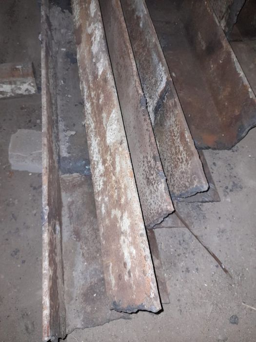 Продам уголок в городе