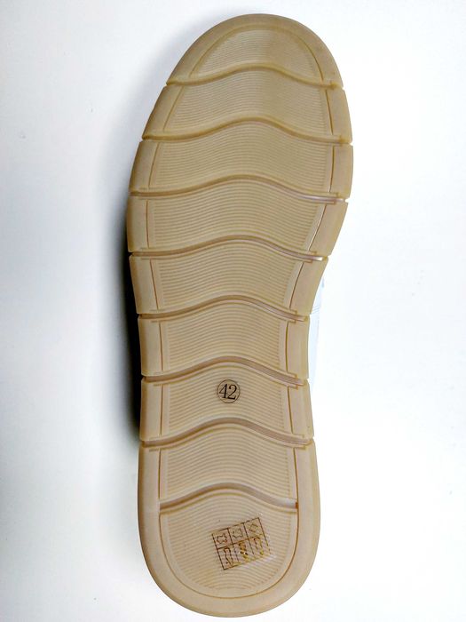 Продам новые летние белые мокасины