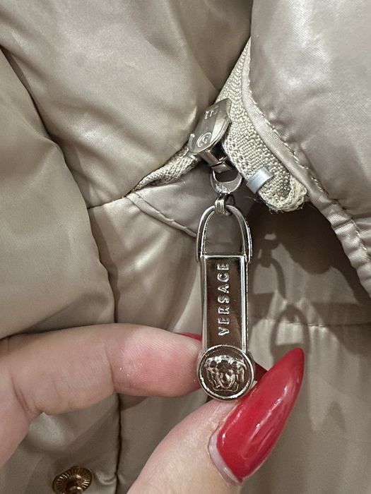 Ново Оригинално дамско дълго яке Versace  размер S  с естествен пух