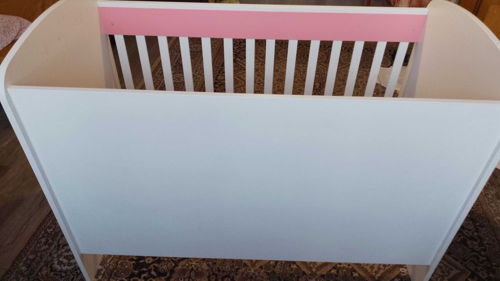 Детска кошетка, която се монтира и като бюро цена 170лв.