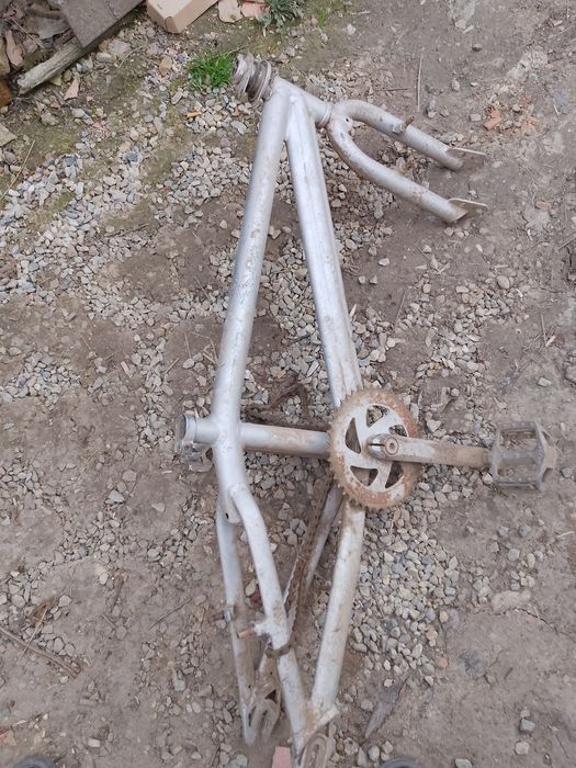 Vând bicicleta BMX pentru piese