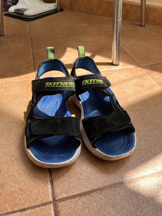 Sandale Skechers.