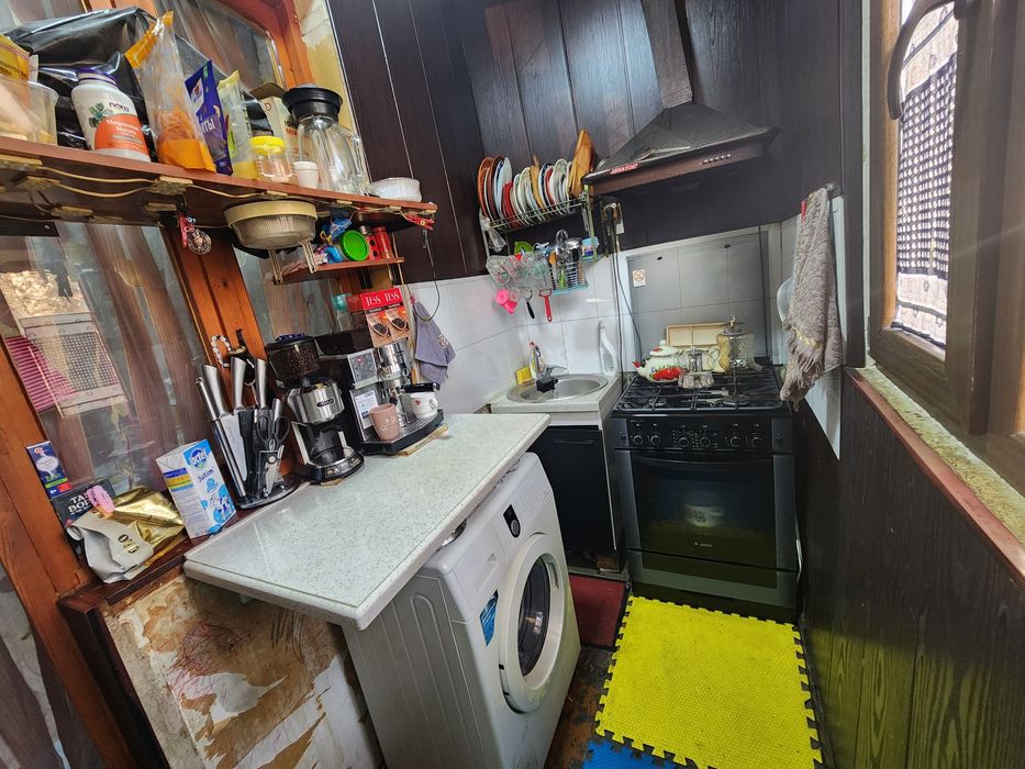 Срочно. Продаётся квартира. Двухкомнатная. Переделанная в трех. 1 этаж